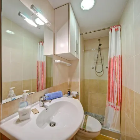 Apolo Iv-6 By Interhome